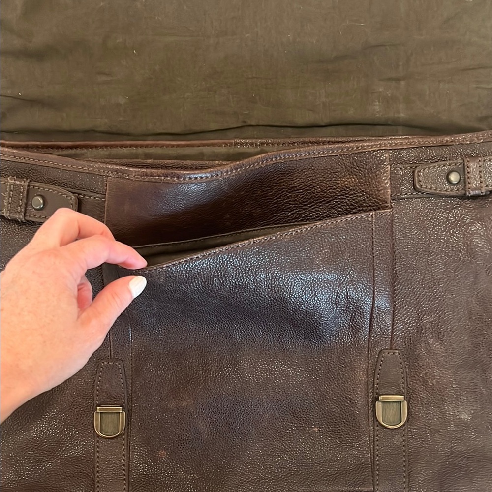 Fossil Brown Leather Messenger Bag with Classic Design - Picture 7 of 9